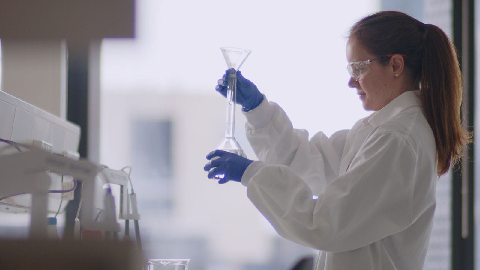 Cientista CSL em um laboratório