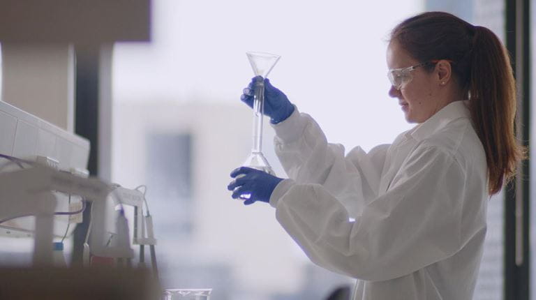 Cientista CSL em um laboratório