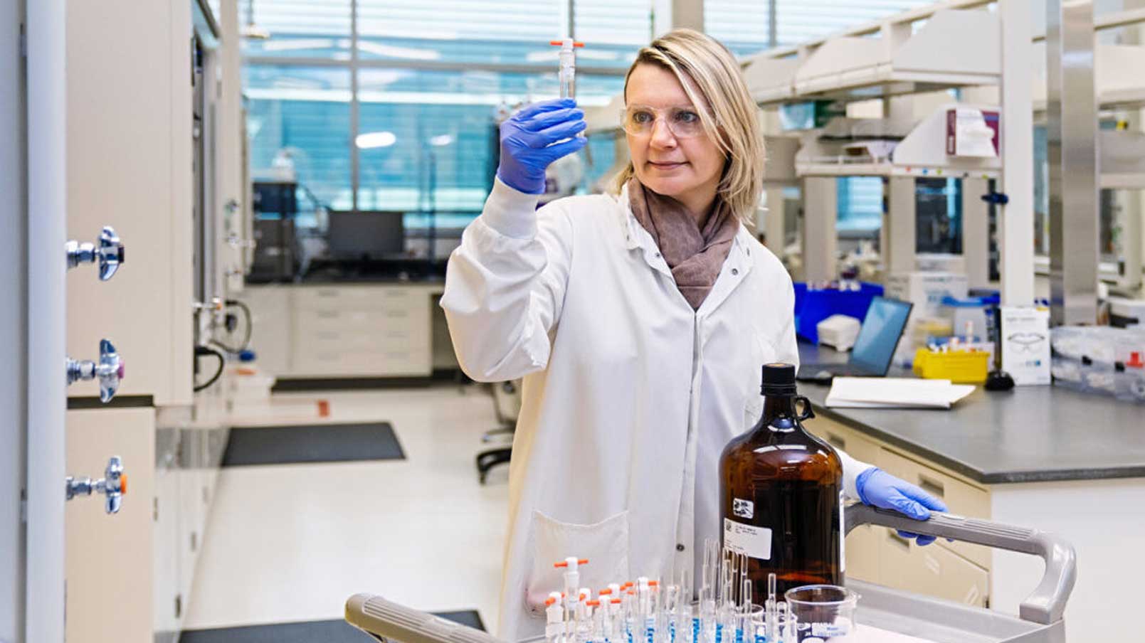 Funcionário da CSL em um laboratório