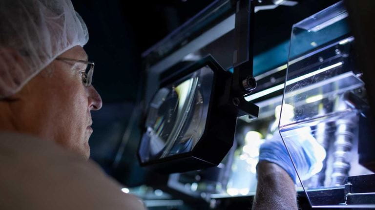 Homem examinando uma amostra médica