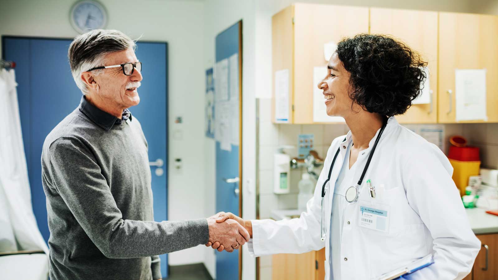 Médica com paciente do sexo masculino