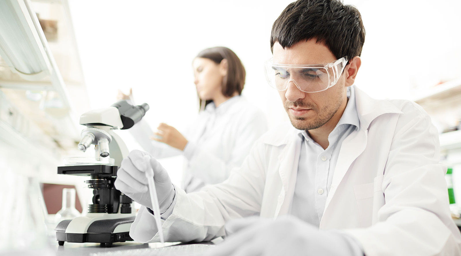 pesquisador em um laboratório